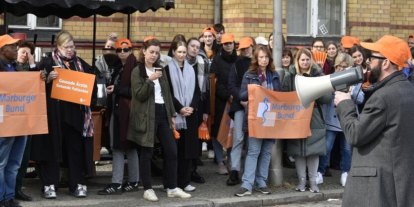 Menschen stehen beieinander und demonstrieren