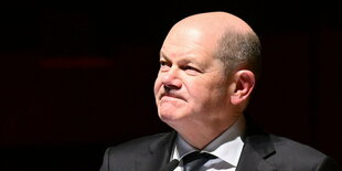 Bundeskanzler Olaf Scholz (SPD) redet bei der offiziellen Veranstaltung zur Eröffnung der Leipziger Buchmesse im Gewandhaus