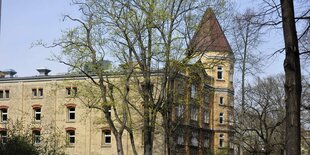 Das Bild zeigt das Oyoun-Gebäude in Neukölln