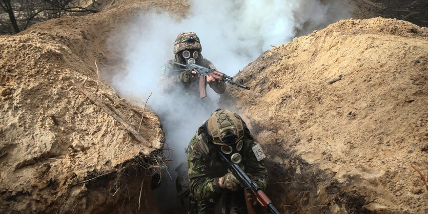 Soldaten trainieren in einem Schützengraben