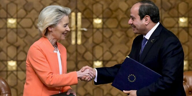 Von der Leyen schüttelt al-Sisi die Hand