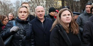 Das bild zeigt Kai Wegner, Manja Schreiner und Bezirksbürgermeisterin Clara Herrmann im Januar im Görlitzer Park