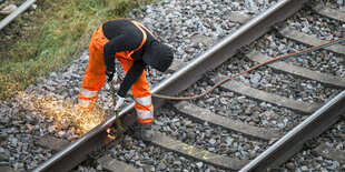 Funken sprühen bei der Zerteilung eines Bahngleises