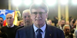 Carles Puigdemont von Scheinwerferlicht beleuchtet