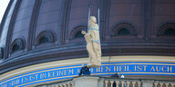 Eine Skulptur des Propheten Jeremias, die für die Kuppel-Balustrade des Humboldt Forums bestimmt ist, schwebt bei ihrer Montage über ihrem Bestimmungsort