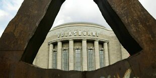 Volksbühne am Rosa-Luxemburg-Platz vor bewölkten Himmel