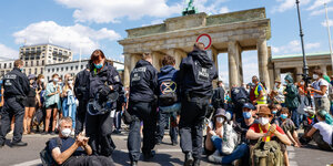 Das Bild zeigt einen XR-Protest am Brandenburger Tor