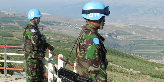 UN-Soldaten stehen an der Grenze zwischen Libanon und Israel