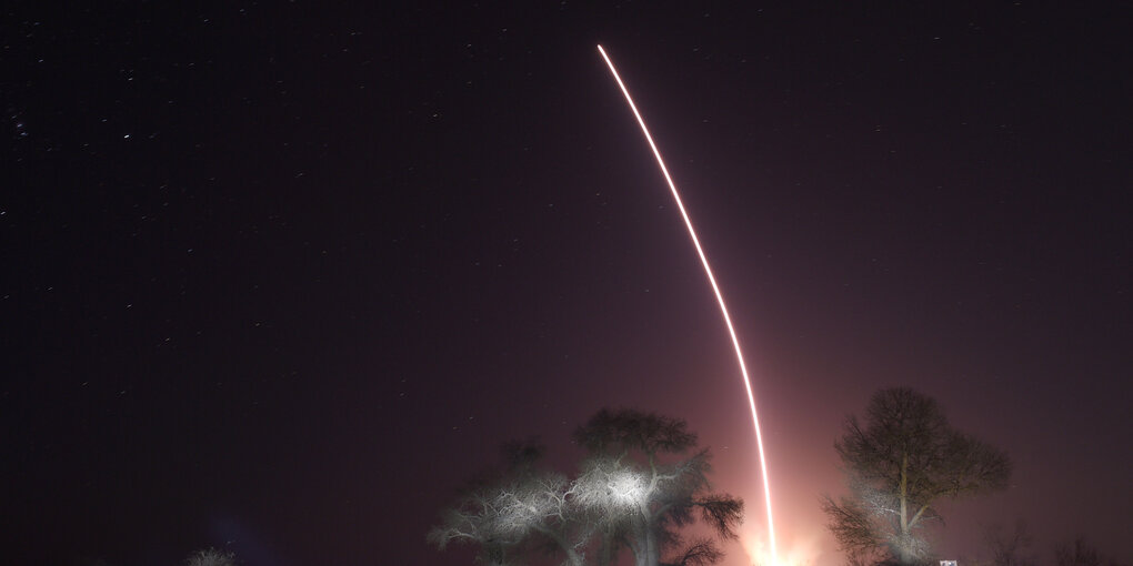 Rakete in der Nacht