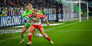 Lea Schüller und Kathrin Hendrich im harten Zeikampf um den Ball an der Torauslinie