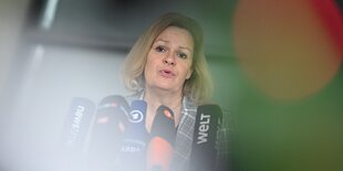 Nancy Faeser steht vor Mikrofonen