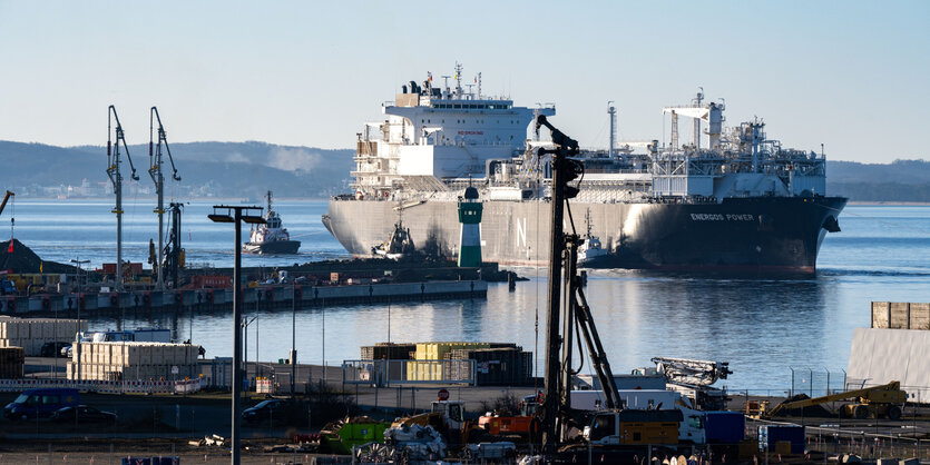 Großes Industrieschiff am Hafen