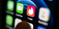 Tinder-App-Logo auf einem Smartphone