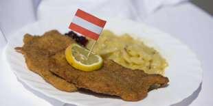 Ein saftiges Schnitzel mit Zitrone und Pommes.