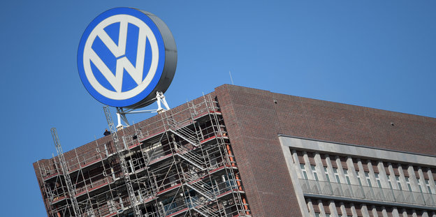 VW-Logo auf dem Verwaltungsgebäude des Konzerns in Wolfsburg (Niedersachsen