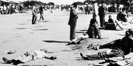Historische Aufnahme von 1961 aus Sharpeville: Auf dem Boden liegen Tote und Verwundete