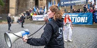 Die Junge Alternative posiert auf den Domstufen fuer ein Gruppenfoto in Erfurt