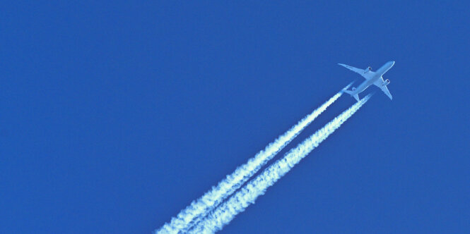 Kondensstreifen stossen aus einem Flugzeug weisse Linien in den Himmel