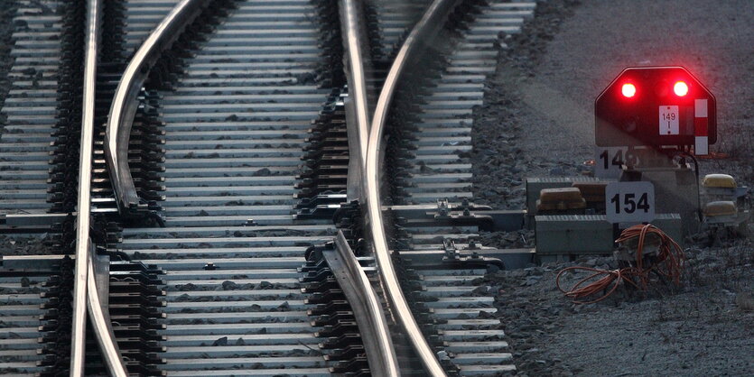 Ein rotes Signal an einer Weiche in den Gleisen in der Nähe des Hauptbahnhofes in München