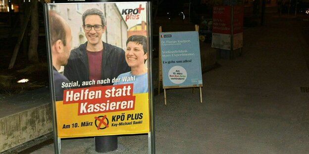 Wahlplakat der KPÖ+ mit Michael Dankl, auf dem Plakat steht: Helfen statt Kassieren, sozial auch nach der Wahl