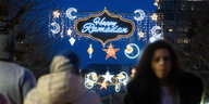 Der erleuchtete Schriftzug «Happy Ramadan» ist bei Einbruch der Dunkelheit auf der Fressgass in Frankfurt zu sehen.