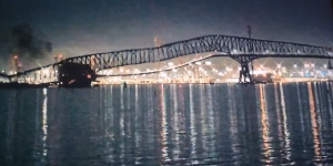 Screenshot von Video, das den Moment des Brückeneinsturzes zeigt.