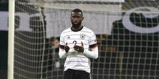 Nationalspieler Antonio Rüdiger betet vor einem Spiel