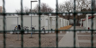 Das Bild zeigt ein Containerdorf für Geflüchtete