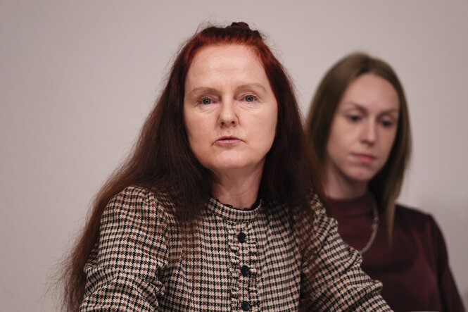 Zwei Frauen mit dunklen, langen Haaren