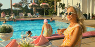 Frau mit Sonnenbrille am Pool