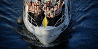 Femen-Aktivistinnen demonstrieren auf einem Boot auf der Spree im Regierungsviertel gegen Gewalt gegen Frauen. Anlass ist der Internationale Tag zur Beseitigung von Gewalt gegen Frauen
