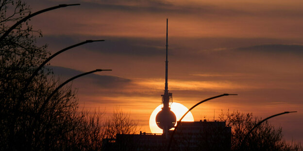 Die Sonne geht hinter dem Berliner Fernsehturm unter