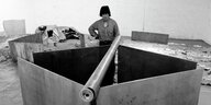 Richard Serra bearbeitet eines seiner Kunstwerke im Jahr 1969