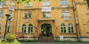 Aussenansicht des Kulturzentrum Oyoun in Berlin-Neukölln