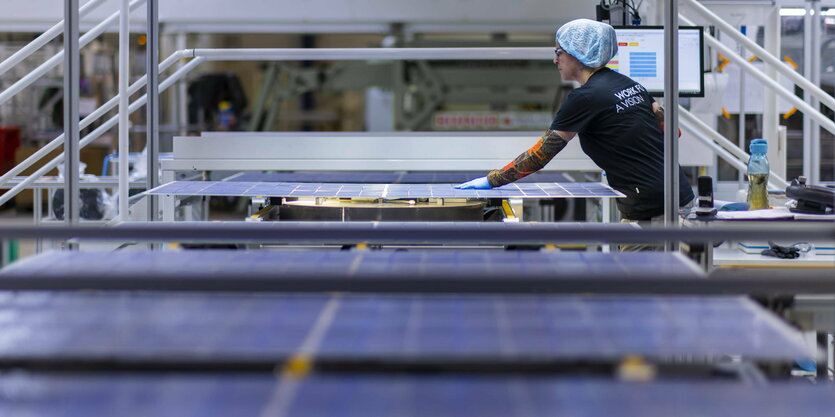 Eine Angestellte bei der Prüfung der Solarmodule im Werk von Meyer Burger in Sachsen