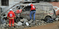 Sanitäter untersuchen einen schwer beschädigten Krankenwagen, der vor einem Sanitätszentrum geparkt ist, das am frühen Mittwochmorgen durch einen israelischen Luftangriff im Dorf Hebbariye im Südlibanon zerstört wurde