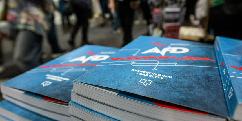 Der AfD Komplex· mit Recherchen von Correctiv liegt auf der Leipziger Buchmesse am Stand des Correctiv Verlages