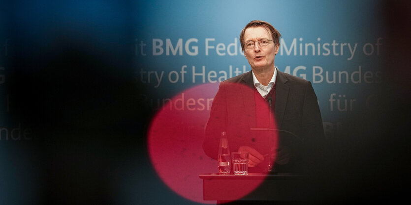 Gesundheitsminister Karl Lauterbach von der SPD bei einer Pressekonferenz