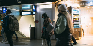 Passanten im Hamburger Hauptbahnhof