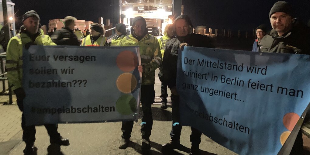 Landwirte mit Plakaten vor einer Fähre