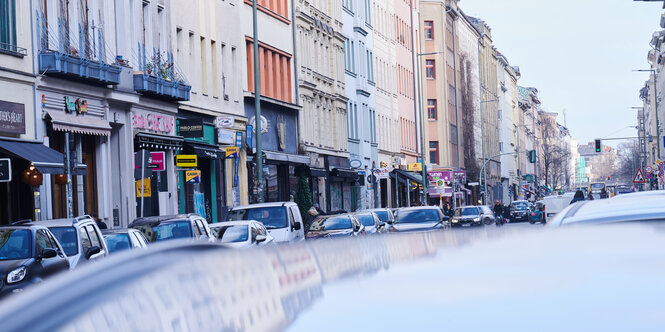 Blick in die Oranienstraße in Kreuzberg, Häuser spiegeln sich in einem Autodach