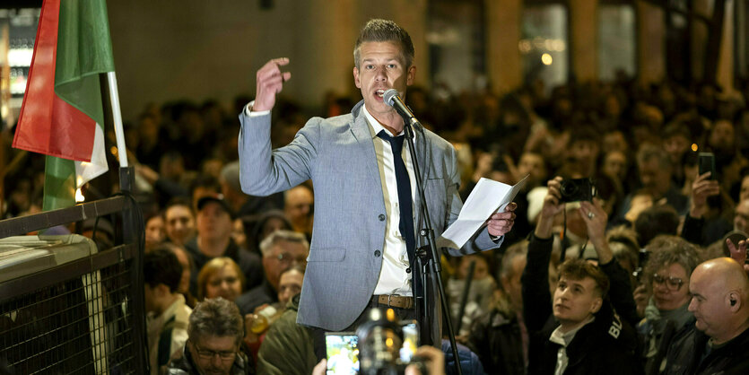 Peter Magyar hält eine Rede am Kossut-Lajos-Platz vor tausenden von Menschen