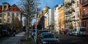 Eine Straßenansicht mit der Kuppel einer Synagoge