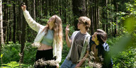 Drei Teenager im Wald, das Mädchen macht ein Selfie von sich und den beiden jungen Männern