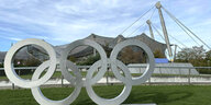 Die Olympischen Ringe vor dem Olymiastadion im München