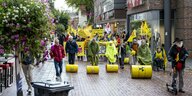 Demonstrationszug mit Attrappen von Atommüll-Fässern