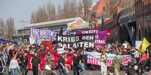 Demo gegen Verdrängung in Berlin 2019, zu sehen sind viele Menschen und die Frontbanner. Zu sehen ist etwa "Krieg den Palästen" und das Banner des Mietenwahnsinn-Bündnisses. In Berlin hatten am 06.04.19 mehrere Zehntausend Menschen fuer bezahlbaren Wohnraum und gegen Verdraengung durch steigende Mieten demonstriert. Aufgerufen zu der Demonstration hatte das Buendnis Gemeinsam gegen Verdraengung und Mietenwahnsinn .