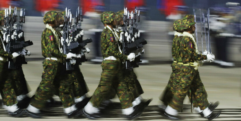 Soldaten marschieren bei der Parade zum Tag der Streitkräfte am 27. März in Myanmars Haupststadt Naypyitaw.