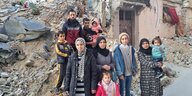 Eine Familie in Gaza steht vor einem Trümmerhaufen