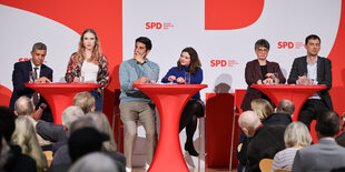 Das Foto zeigt die drei Duos, die sich um die Doppelspitze der Berliner SPD bewerben.